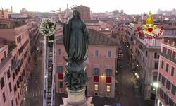 İtalya itfaiyesinden geleneksel Madonna heykeli tırmanışı