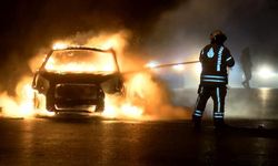 Kartal'da otomobil, alev alev yandı
