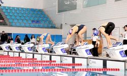 Kayseri'de engelli sporcular, yüzme müsabakasında yarıştı
