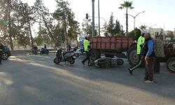 Motosikletler traktöre çarptı: 2 yaralı