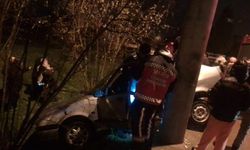 Otomobil, beton direğe çarptı: 4 yaralı