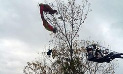 Paraşüt pilotu ağaca takıldı!