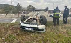 Sivas’ta otomobil refüje devrildi: 2 yaralı