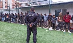 TIR'ın dorsesinden 61 kaçak göçmen çıktı