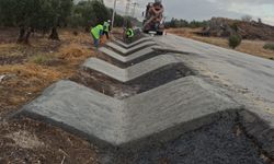 Manisa Büyükşehir Belediyesi, beton hendek uygulamalarıyla yolların ömrü uzatıyor