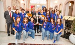 İzmir'in şampiyon kadınları kupayı Soyer'e getirdi
