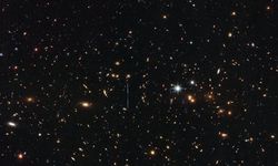 Hubble, 2 galaksi kümesini ilk kez görüntüledi