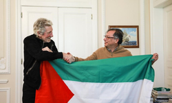 Pink Floyd'un efsanesi Roger Waters Filistin bayrağı açtı
