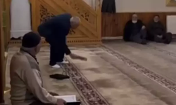 Kur'an-ı Kerim'i öptükten sonra ayağı ile bastı