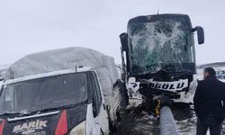 Ağrı'da yolcu otobüsü, kamyonete çarptı: 11 yaralı