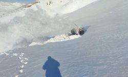 Başkale'de ekiplerin 5 metrelik karla zorlu mücadelesi