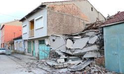 Eskişehir'de iki katlı boş bina çöktü