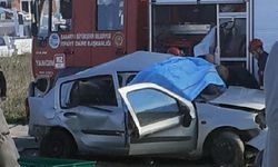 İki otomobil kafa kafaya çarpıştı: 1 ölü, 2 yaralı