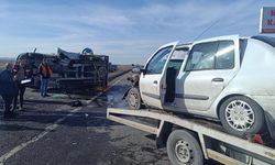 Kamyonet ile otomobil çarpıştı: 1 ölü, 5 yaralı