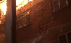 Kömürlükteki yangın, yan binanın çatısına sıçradı