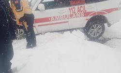 Mahsur kalan ambulansı karla mücadele ekipleri kurtardı