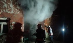 Malatya'da, hasarlı evde çıkan yangını itfaiye söndürdü