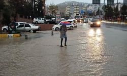 Mardin'de cadde ve sokaklar suyla doldu