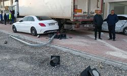 Mardin'de TIR, 3 araca ve 1 iş yerine çarptı; 3 yaralı