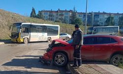 Özel halk otobüsüyle çarpışan otomobilin sürücü yaralandı