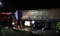 Şanlıurfa'da, otomobil TIR’ın altına girdi: 3 ölü, 2 yaralı