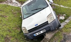Şarampole devrilen aracın sürücüsü yaralandı