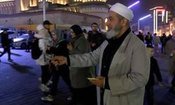 Tebliğciler, Taksim Meydanı'nda bildiri dağıttı