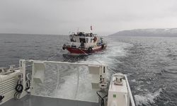 Van Gölü'nde motoru arızalanan balıkçı teknesini deniz polisi kurtardı
