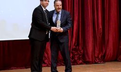 'Yılın Yenilikçi Dahili Bilimler Doktoru Ödülü' Prof. Dr. Cihangir Akgün'ün