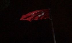Akhisar'da dev Türk bayrağı gönderde