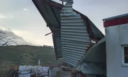 İzmir'de fırtına, ev ve araçlarda hasara neden oldu