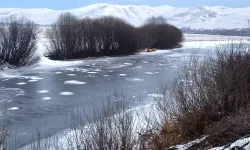 Ardahan'da Kura Nehri Buzla Kaplandı: Sıcaklık Sıfırın Altında 10.3 Dereceye Düştü!