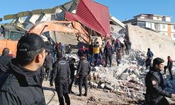 Kahramanmaraş'ta yıkım sırasında bina çöktü: İş makinesi operatörü enkaz altında
