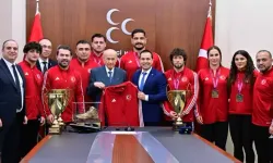 MHP Lideri Bahçeli şampiyon güreşçileri kabul etti