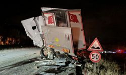 Afyonkarahisar'da menfeze devrilen tırın sürücüsü yaralandı