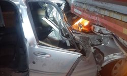 Afyonkarahisar'da tıra çarpan hafif ticari aracın sürücüsü öldü