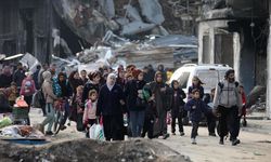 İsrail'in kıtlığa sürüklediği Gazze'nin kuzeyindeki Filistinliler yerlerinden olmaya devam ediyor