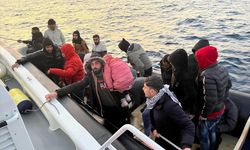 Lastik botlardaki 54 kaçak göçmen kurtarıldı