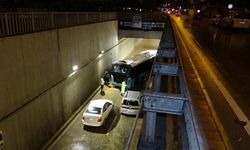 Antalya'da sağanak sonrası trafiğe kapatılan tünelde bir de otobüs mahsur kaldı