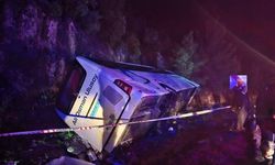 Antalya'da yolcu otobüsü devrildi; 1'i ağır 20 yaralı