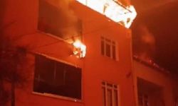Avcılar'da 3 katlı binanın çatısı alev alev yandı