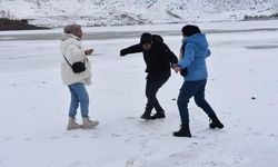 Eksi 12 dereceyi gören Sivas'ta, Yıldız Göleti buz tuttu