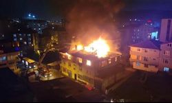 İki katlı binanın çatı katı alev alev yandı