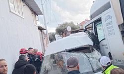 İzmir'de servis minibüsü ile TIR çarpıştı: 2 ölü, 15 yaralı