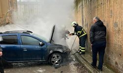 Mardin’de park halindeki otomobil yandı