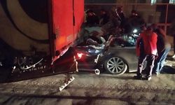 Otomobil, TIR’a arkadan çarptı: 1 ölü, 3 yaralı
