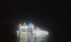 Su alan teknede yüzme bilmeyen gençler kurtarıldı