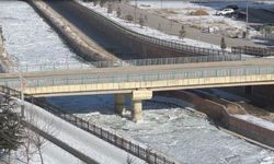 Türkiye'nin en hızlı akan nehri buz tuttu