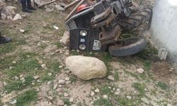 Evin duvarına çarpıp devrilen traktörün sürücüsü öldü