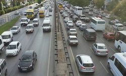 İzmir Ankara Caddesi'nde korkutan kaza! Yol trafiğe kapandı